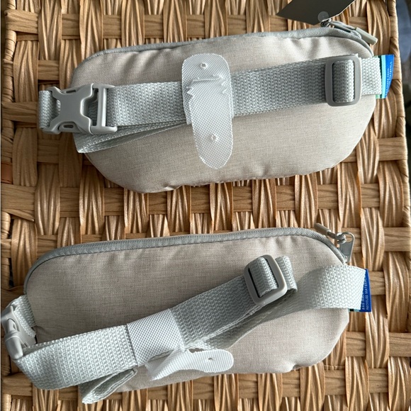 2 Therabody Cream Belt Bag / Fanny Packs and 2 Theraface Kits - Picture 2 of 5